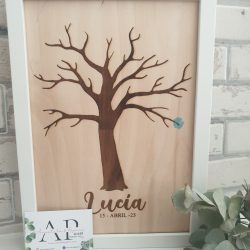 Árbol de huellas en madera