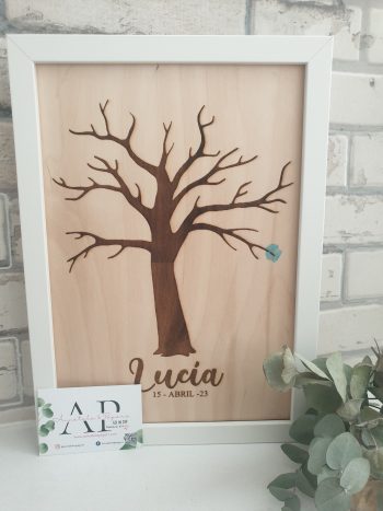 Árbol de huellas en madera